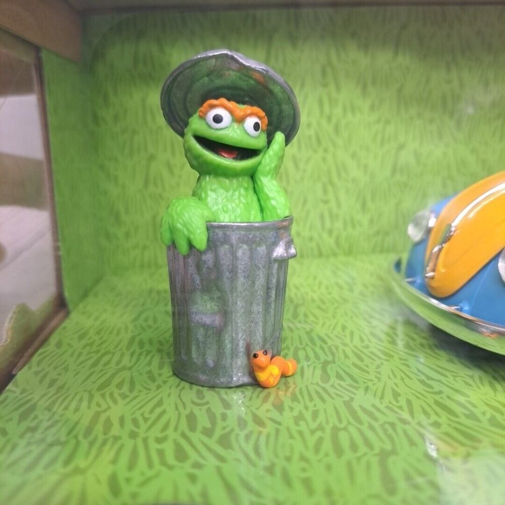 Oscar The Grouch & 1959 Volkswagen Beetle Die-Cast Model 1:43 Scale Hollywood Ri - Picture 3 of 9